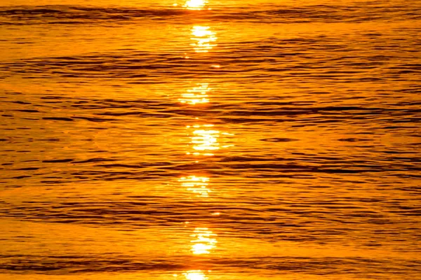 Superficie de agua reflectante de oro de la puesta del sol en el lago . — Foto de Stock