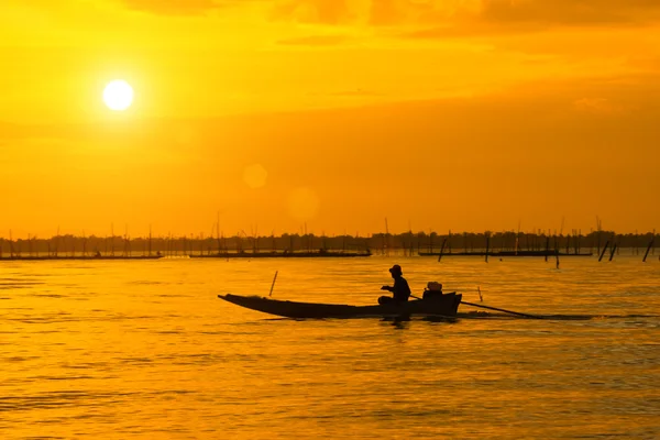黒い湖の漁船。夕焼け空、タイで. — ストック写真