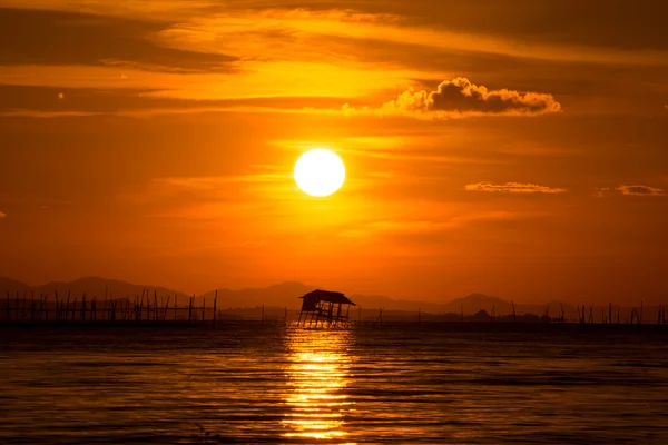 El viejo pabellón de madera, en el Lago Negro. Con cielo al atardecer, tha — Foto de Stock