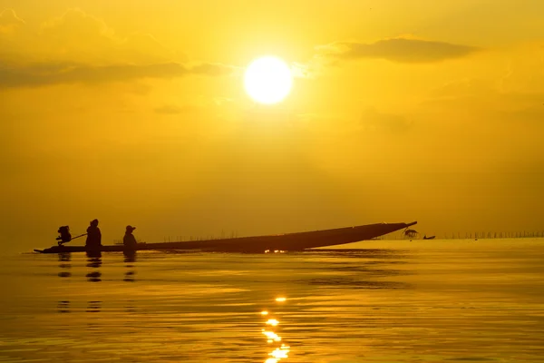 黒い湖の漁船。夕焼け空、タイで. — ストック写真