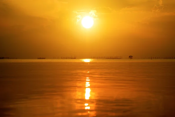 Große Sonne und orangefarbener Abendhimmel. — Stockfoto