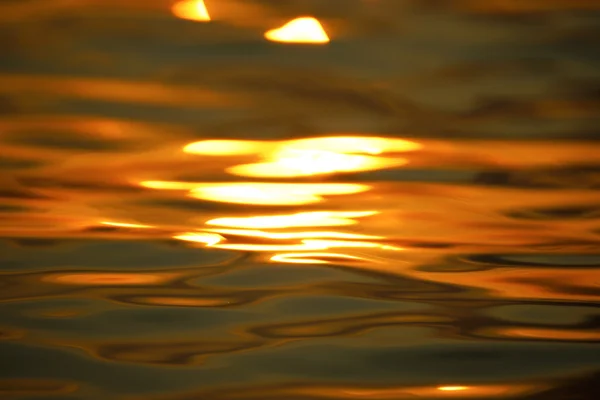 Gold reflective water surface of sunset on the lake. — Stock Photo, Image