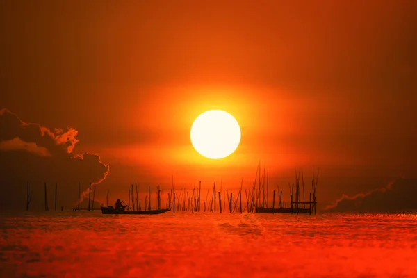 Grande sole e arancio cielo tramonto . — Foto Stock