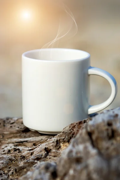 ビーチでコーヒーを飲んで — ストック写真