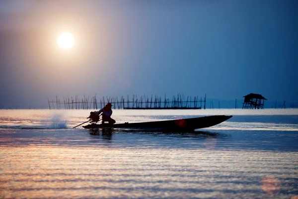 Рыболовные лодки на озере., Таиланд . — стоковое фото