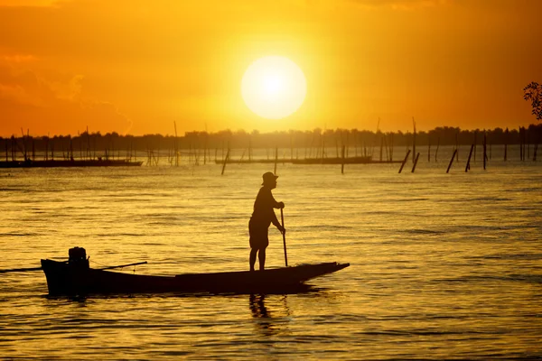 Barche da pesca sul Lago Nero. Con cielo al tramonto, Thailandia . — Foto Stock