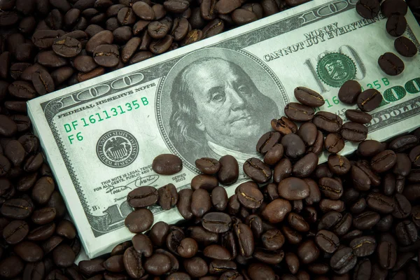 Roasted coffee beans and Money — Stock Photo, Image