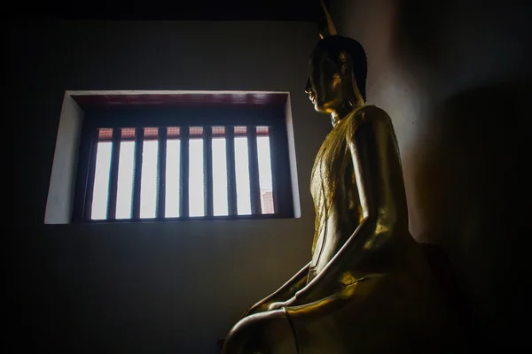 Buddha in the shadows and lighting. — Stock Photo, Image