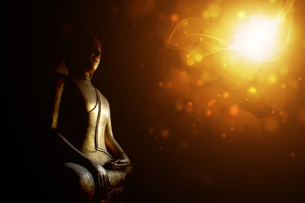 Buddha v stíny a osvětlení. — Stock fotografie