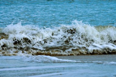 Deniz dalgaları, muson sezonu yoğunluğu.
