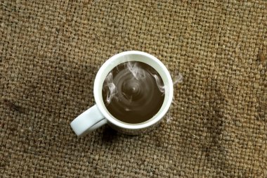 kahve fincanı kenevir çuval üzerinde.