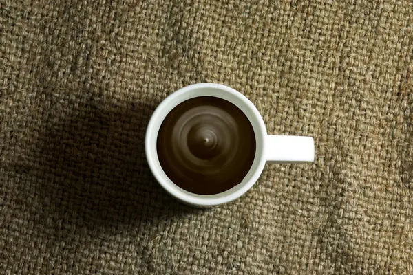 Kaffeetasse auf einem Hanfsack. — Stockfoto