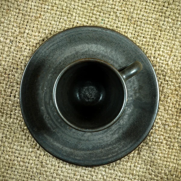Black coffee cup on a hemp sack texture. — Stock Photo, Image
