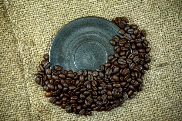 Roasted coffee beans on hemp sack texture. — Stock Photo, Image