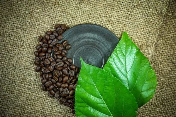 Geröstete Kaffeebohnen auf Hanfsacktextur. — Stockfoto