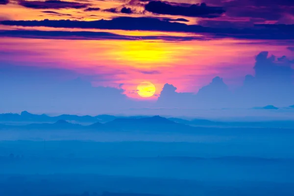 Восход солнца и голубая гора с туманом . — стоковое фото