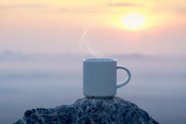 Morgenkaffee auf dem Felsen — Stockfoto