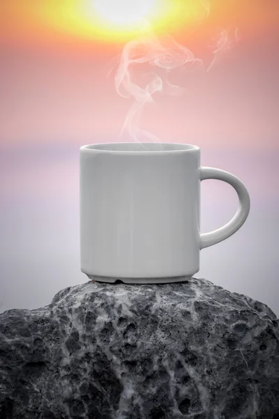 早上在岩石上的咖啡 — 图库照片
