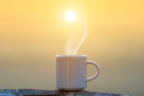 's ochtends koffie op de rots — Stockfoto