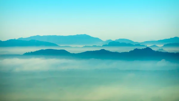 Berg und Nebel — Stockfoto