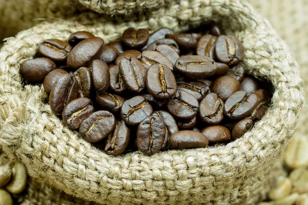 Pražená kávová zrna. — Stock fotografie