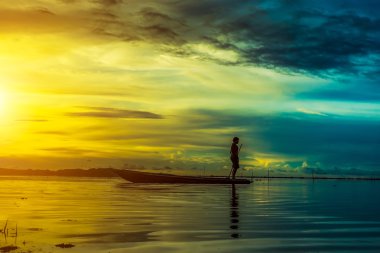 Güzel gökyüzü ve balıkçı Silhouettes.