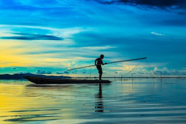 Güzel gökyüzü ve balıkçı Silhouettes.