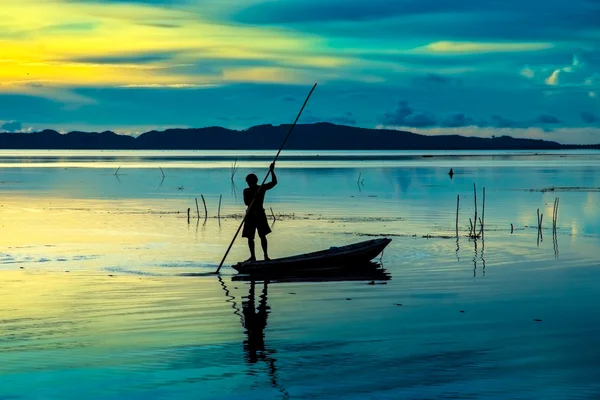 Bel cielo e silhouette di pescatore . — Foto Stock