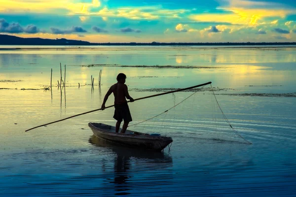 Bel cielo e silhouette di pescatore . — Foto Stock