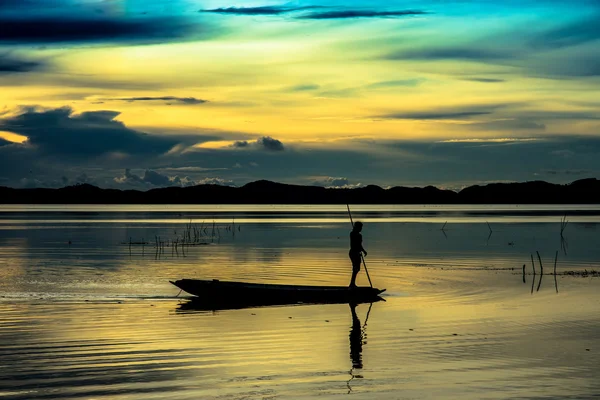 Beau ciel et silhouettes de pêcheur . — Photo