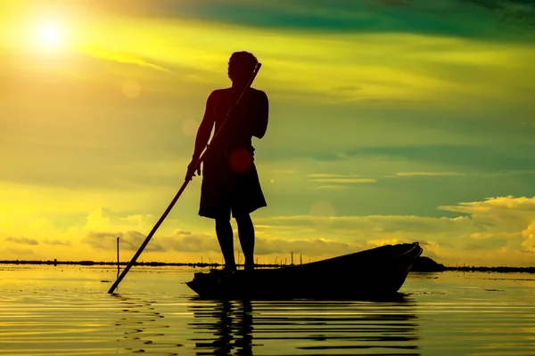 Bel cielo e silhouette di pescatore . — Foto Stock