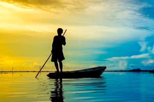 Bel cielo e silhouette di pescatore . — Foto Stock