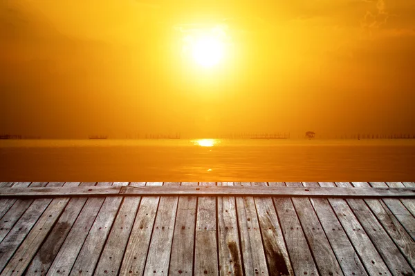Большое солнце и оранжевое небо заката . — стоковое фото