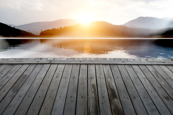 Nascer do sol e névoa da manhã na Barragem — Fotografia de Stock