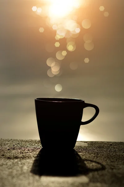 Silhouette di caffè sul lago . — Foto Stock