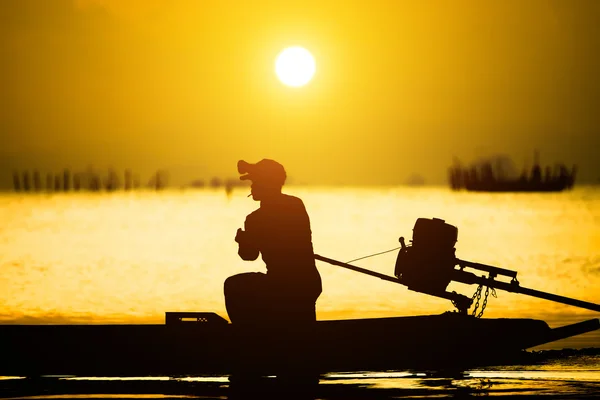 Coucher de soleil et silhouettes de pêcheur au bord du lac, Thaïlande . — Photo