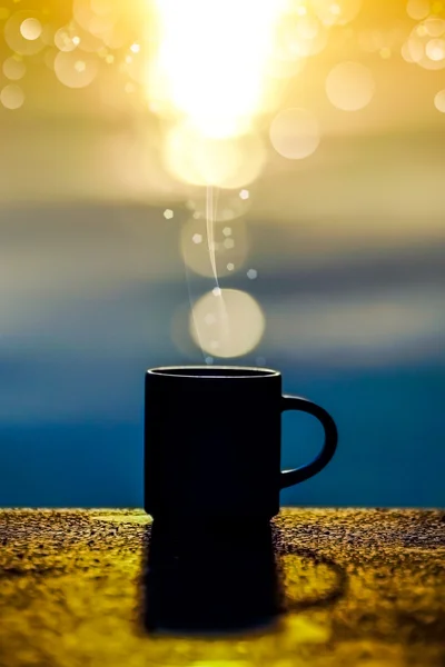 Silhouettes of coffee on the lake. — Stock Photo, Image