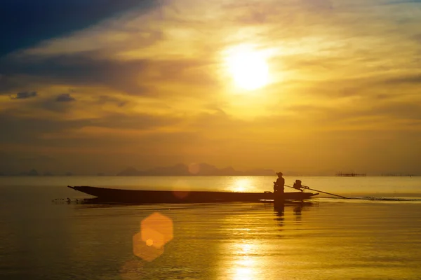 Tramonto cielo e silhouette di pescatore al lago, Thailandia . — Foto Stock
