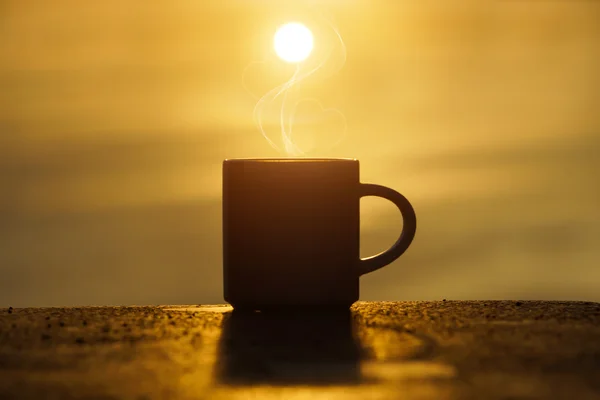 Silhouettes of coffee on the lake. — Stock Photo, Image