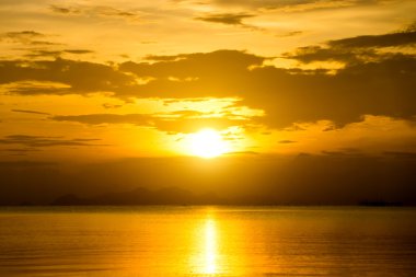 Denizin üzerinde güzel gün batımı