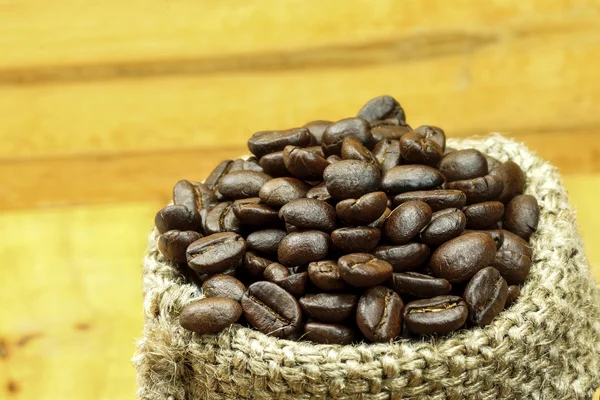 Kaffeebohnen in einer Tüte — Stockfoto