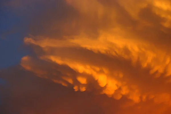 夕焼け空にオレンジ色の雲. — ストック写真
