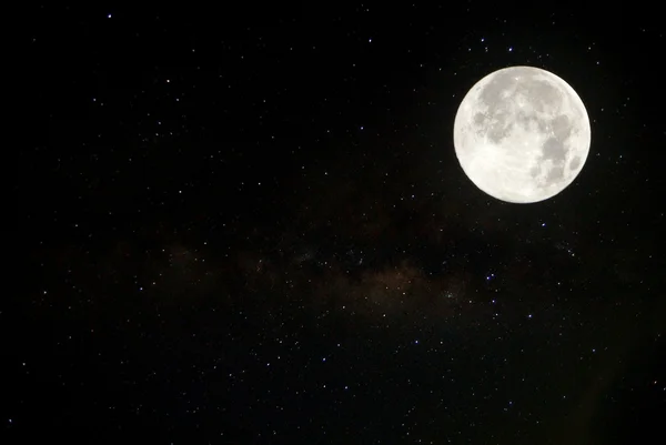 Lune à elle plus grande aussi appelée superlune, aprox dix larg procent — Photo