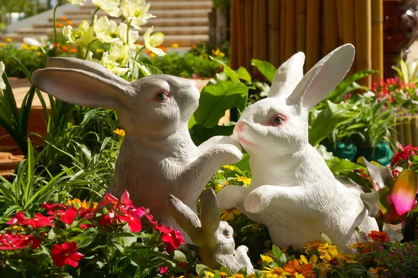 Conejo hecho a mano en el jardín . — Foto de Stock