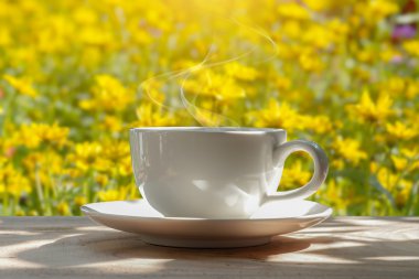 Bahçede sabah kahvesi