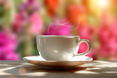 Bahçede sabah kahvesi