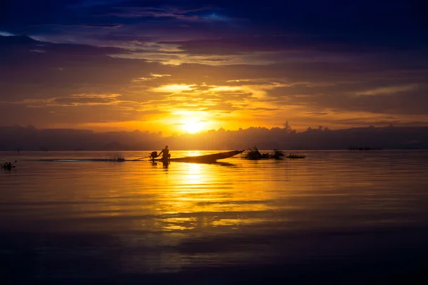 Céu bonito e silhuetas de barco no lago, Tailândia . — Fotografia de Stock
