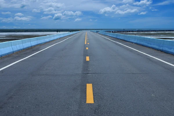 Estrada vazia e linhas de trânsito amarelas — Fotografia de Stock