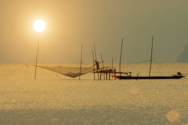 Pêcheur au lac, Thaïlande . — Photo