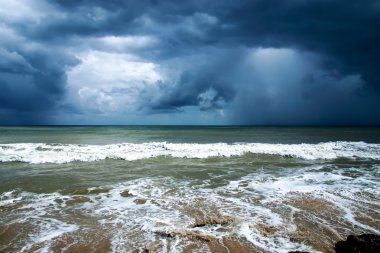 fırtınalı denizde